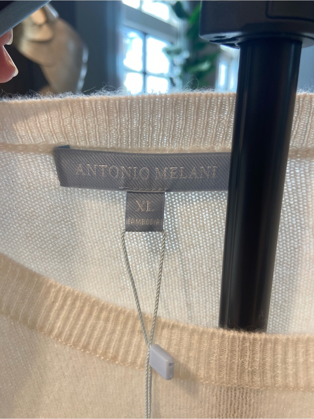 ANTONIO MELANI Soft Cream Scoop Neck Knit Sweater. Cashmere. - Picture 2 of 6